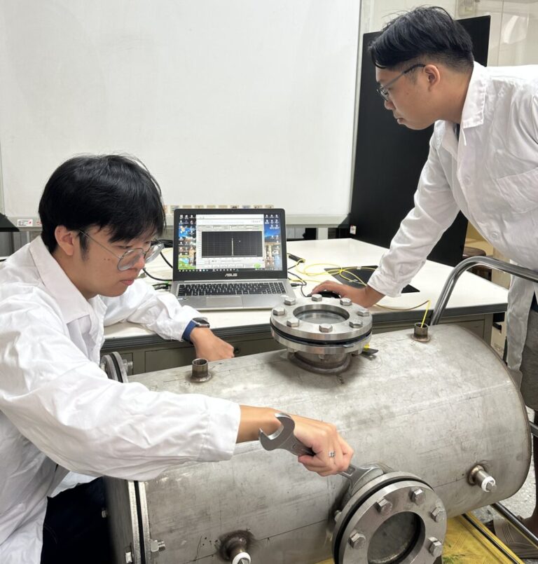 圖2、實驗室高壓艙壓力驗證實況