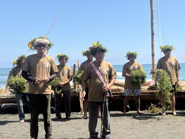 圖3都歷部落頭目「Masang」為新船祈福儀式