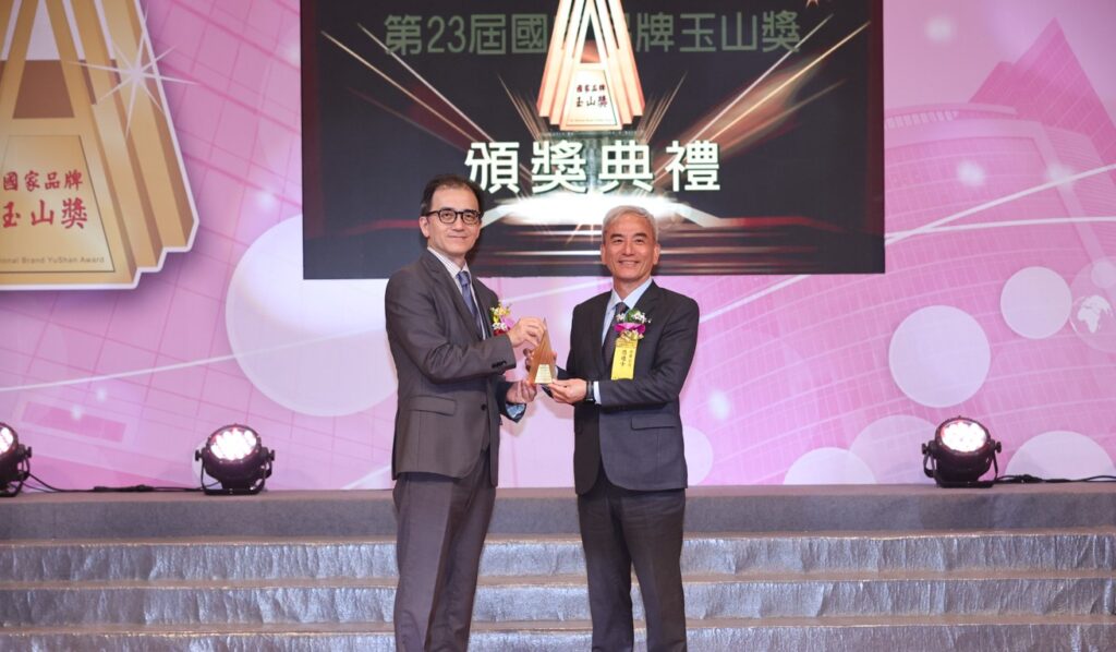 圖一 考試院秘書長劉建忻(左)頒發第23屆國家品牌玉山獎「最佳產品獎」悠遊卡公司董事長林志盈(右)代表受獎。