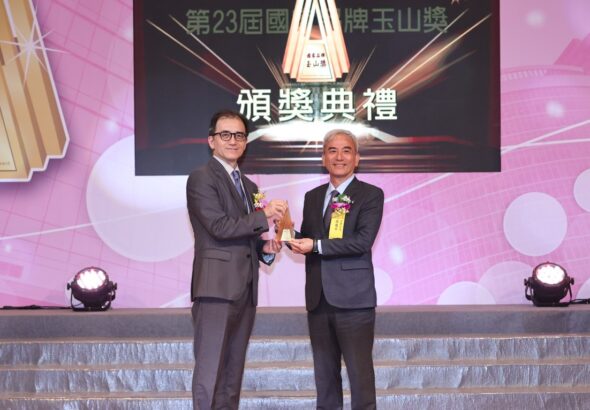 圖一 考試院秘書長劉建忻(左)頒發第23屆國家品牌玉山獎「最佳產品獎」悠遊卡公司董事長林志盈(右)代表受獎。