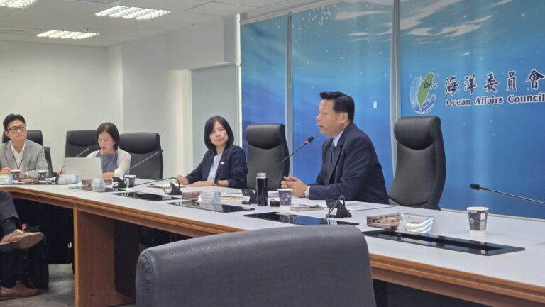 圖三 謝副署長（右一）為訪團詳細說明台海安全等海洋治理議題