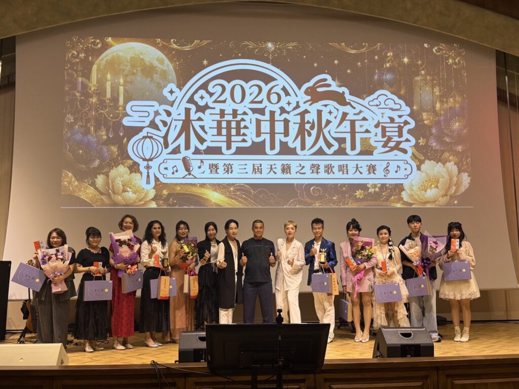 天籟之聲得獎者與謝董事長合影。（記者楊雅晴攝） (2)