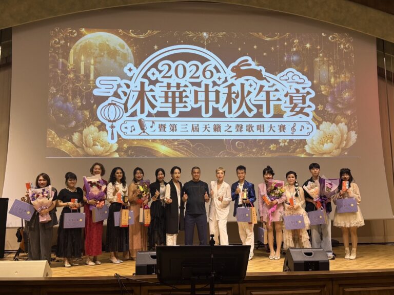 天籟之聲得獎者與謝董事長合影。（記者楊雅晴攝） (2)