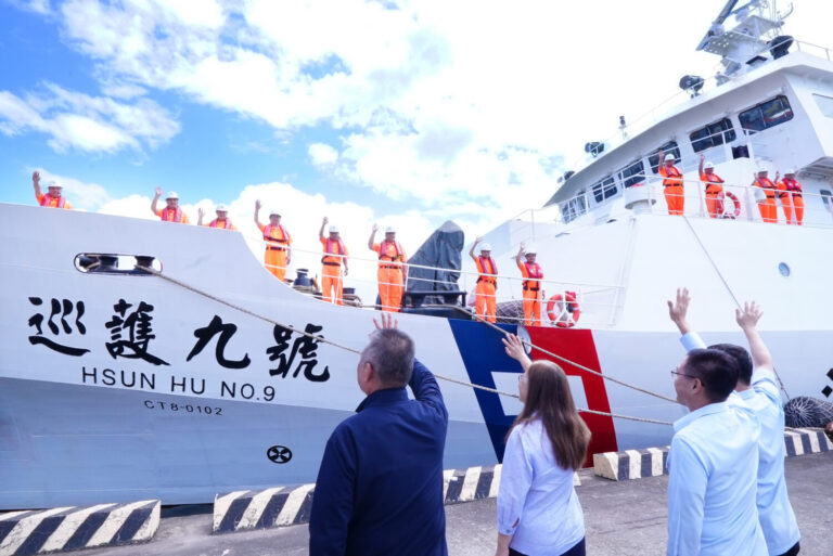 管主委於高雄港碼頭為「巡護九號」船送行