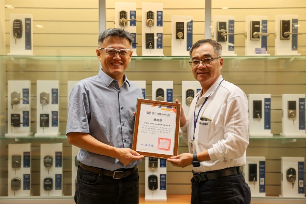高科大羅學務長赴福興公司致贈感謝狀予李志興廠長