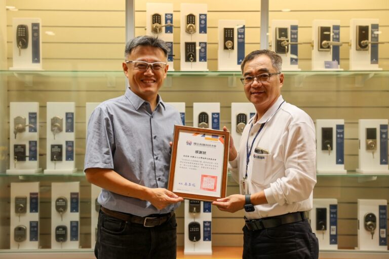 高科大羅學務長赴福興公司致贈感謝狀予李志興廠長