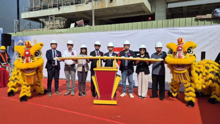 1151013 經濟部產業園區管理局高屏分局吳淼文分局長（左4）與瑞儀光電股份有限公司王昱