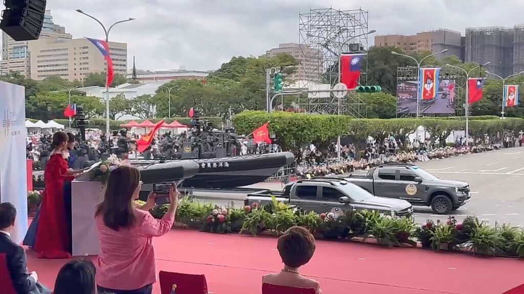 20261010雙十慶典管碧玲主委於海巡隊伍通過司令台前起身致敬錄影