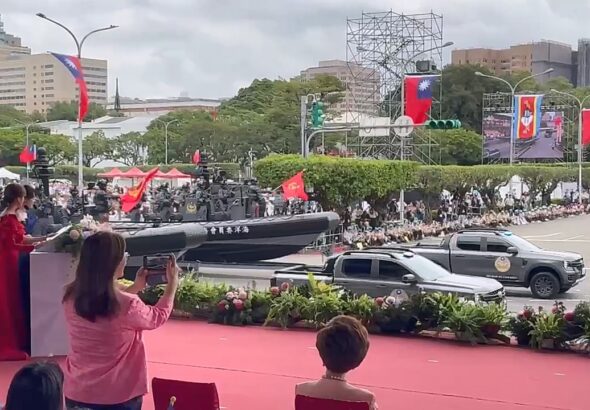 20261010雙十慶典管碧玲主委於海巡隊伍通過司令台前起身致敬錄影