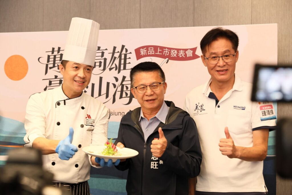 京享蔬食百匯餐廳蔡長志主廚(左)與高雄市政府農業局姚志旺局長(中)，於記者會現場共同_