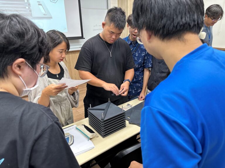 圖5：學員於工作坊第二天課程中實際組裝ARMS。