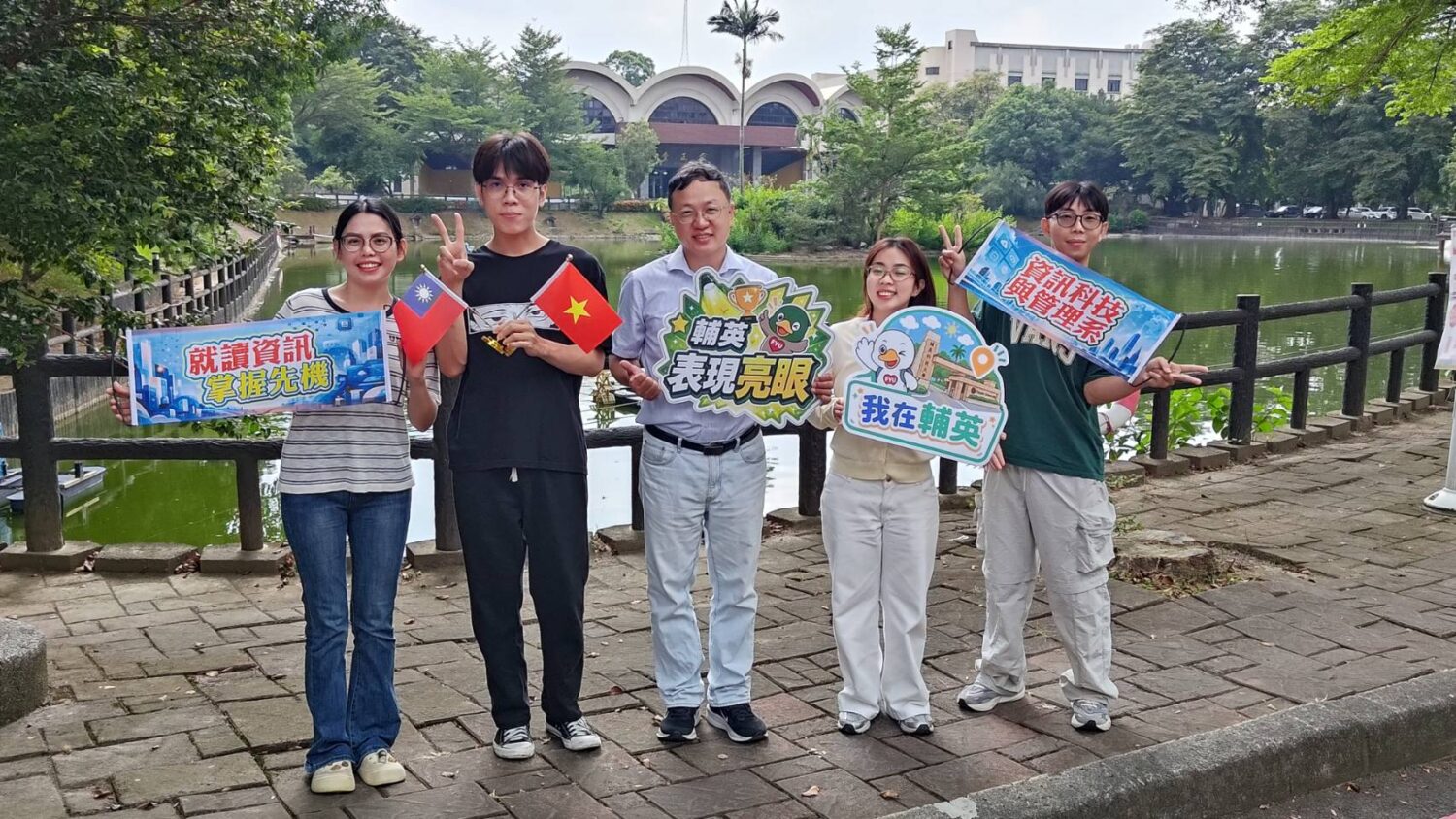 圖六阮青維和越南同鄉開心學習1