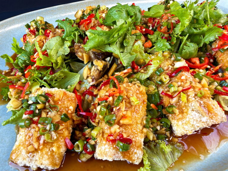 結合高雄梓官漁會推廣的白鰻魚，以金黃酥香的料理手法，搭配台灣傳統五味醬，呈現酸